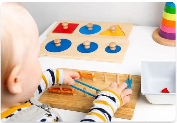 Niño en el curso de montessori para educacion infantil