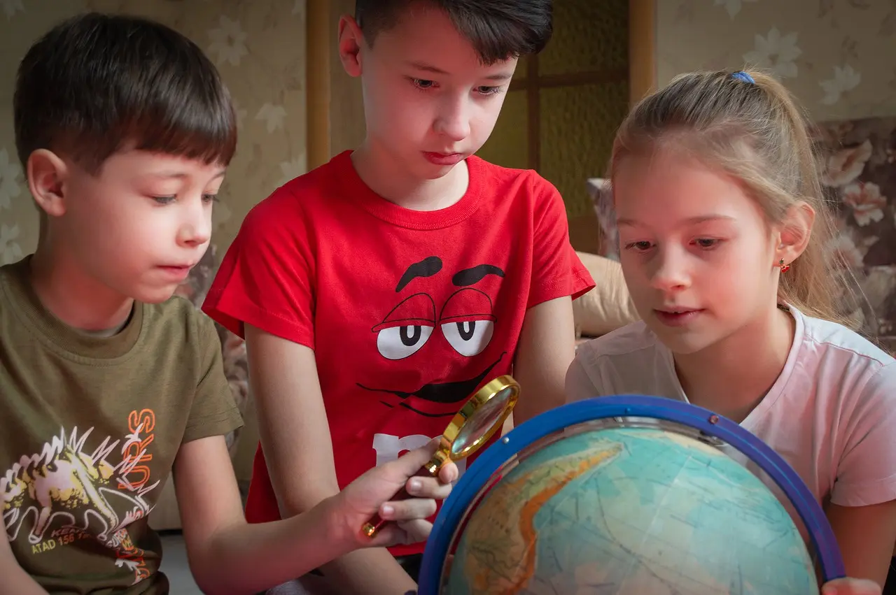 niños y globo terráqueo
